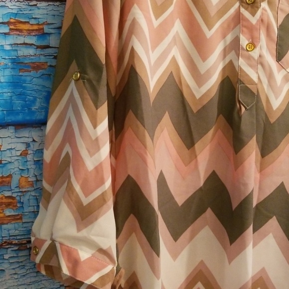🆕️🏷Chevron Top - Picture 4 of 6